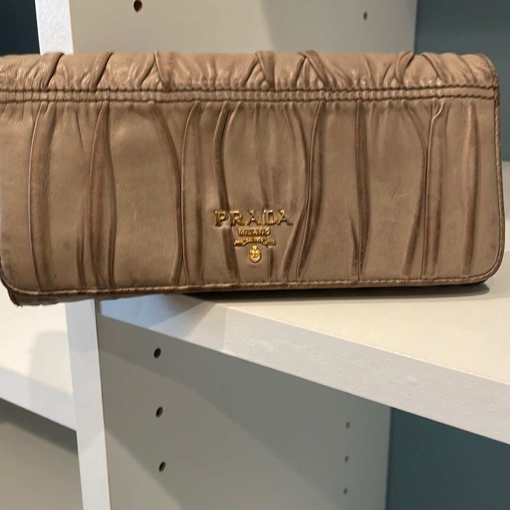 PRADA wallet.